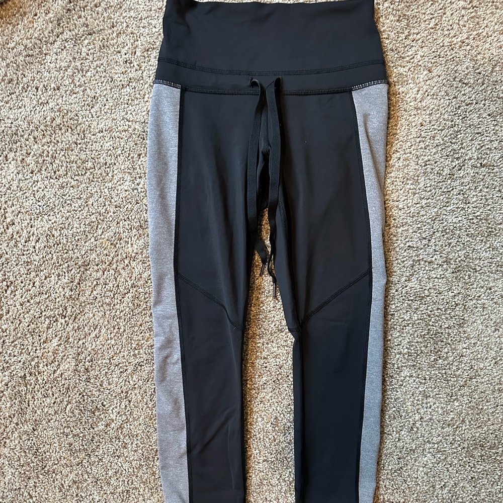 7/8 black and grey lululemon workout pants